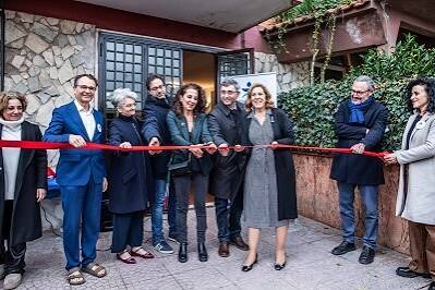 Il taglio del nastro all'inaugurazione di Casa Arca degli Esposti