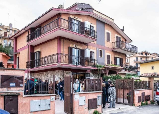 La facciata del condominio sociale Casa Arca degli Esposti a Roma