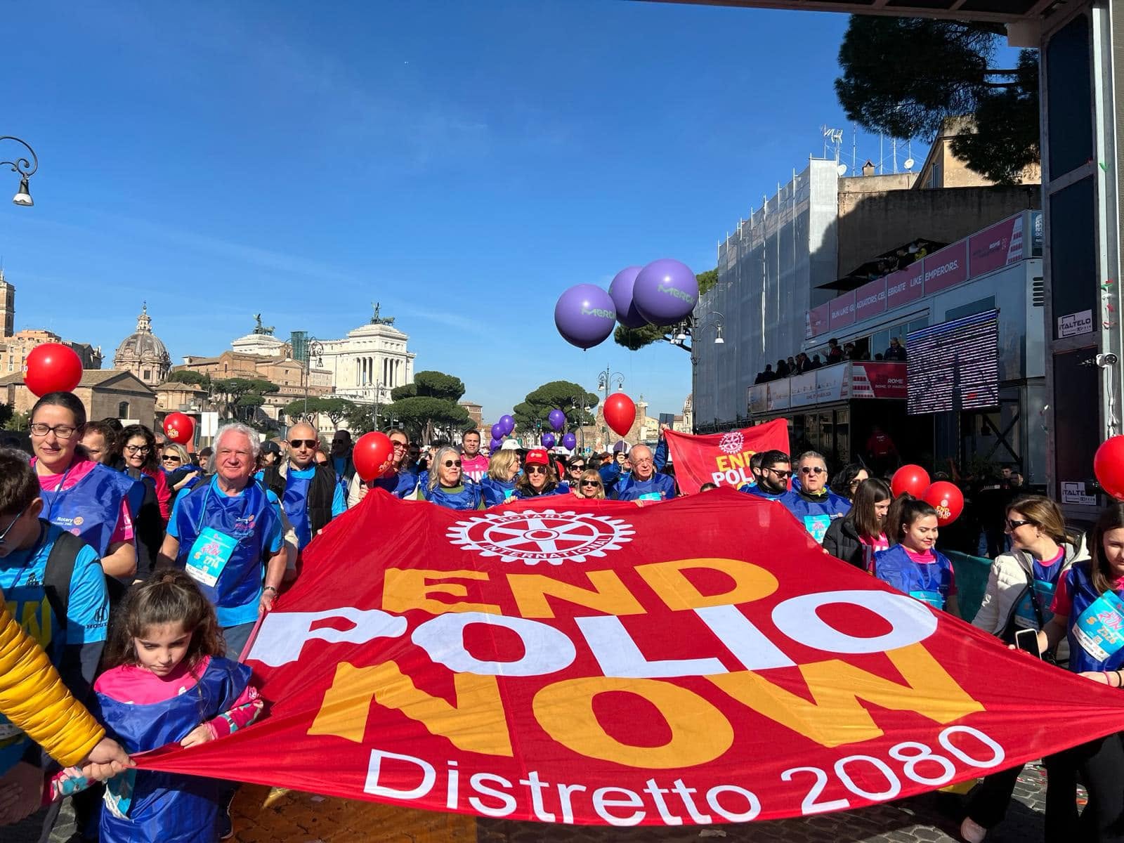 Rotariani del Distretto 2080 con lo striscione End Polio Now alla Maratona di Roma