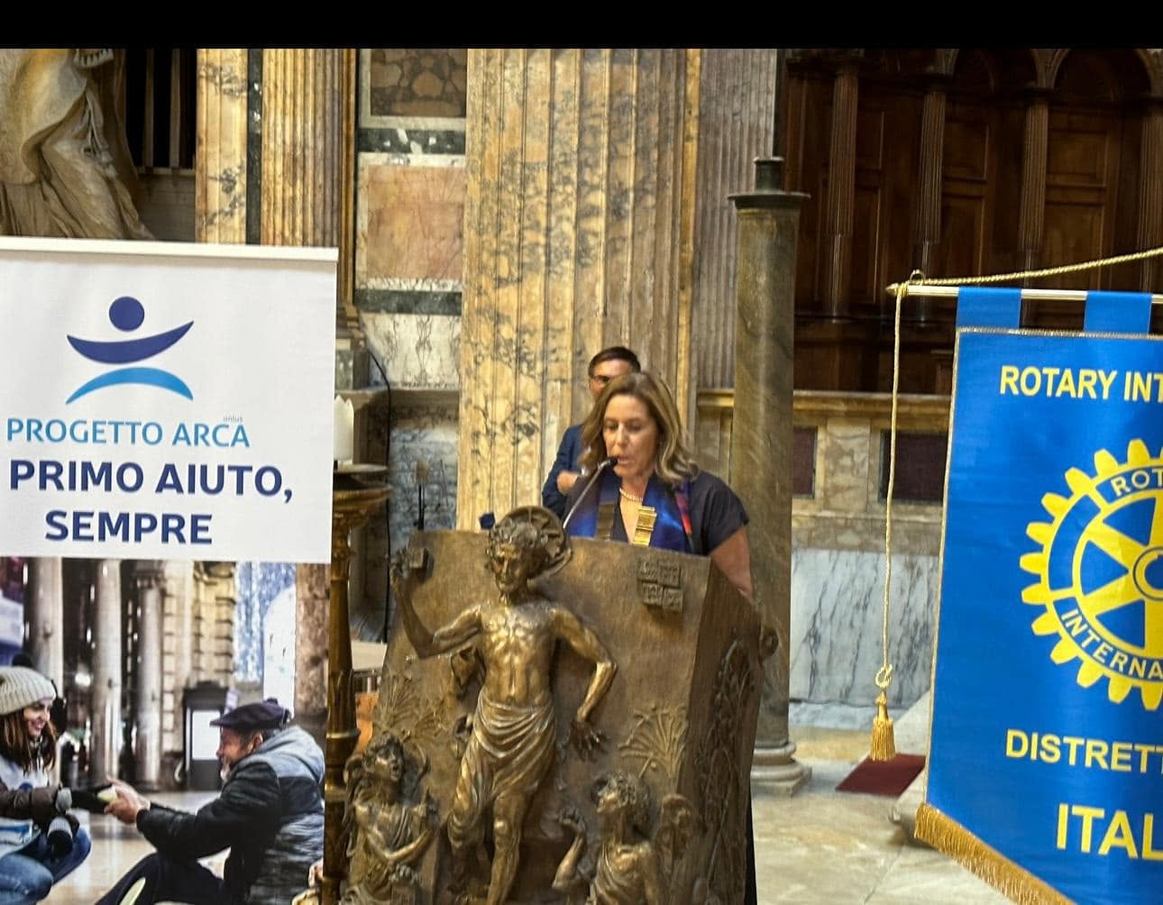 Maria Carla Ciccioriccio interviene al leggio del Pantheon durante il concerto per il progetto Casa Arca degli Esposti