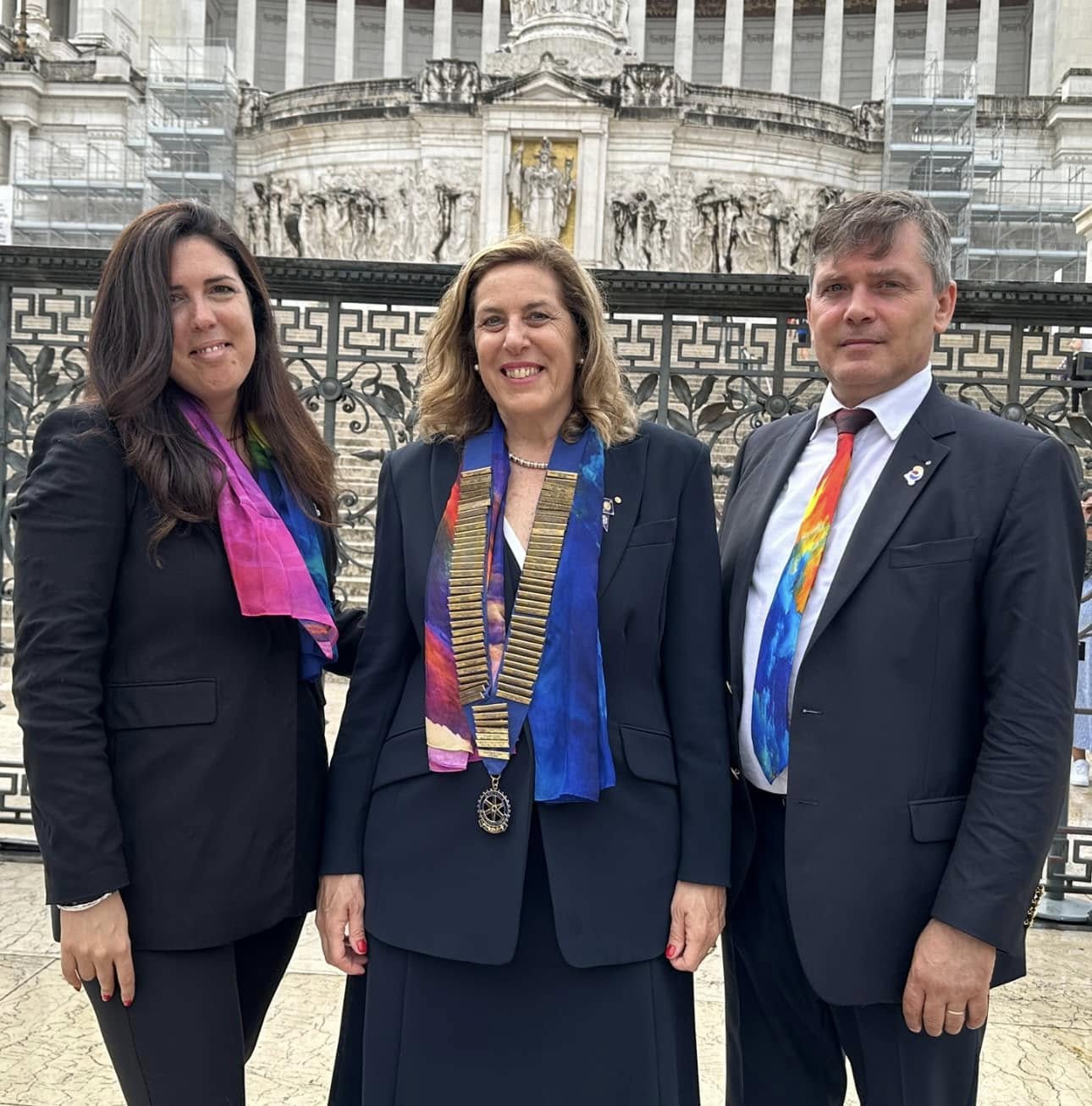 Maria Carla Ciccioriccio insieme a due rotariani all'Altare della Patria