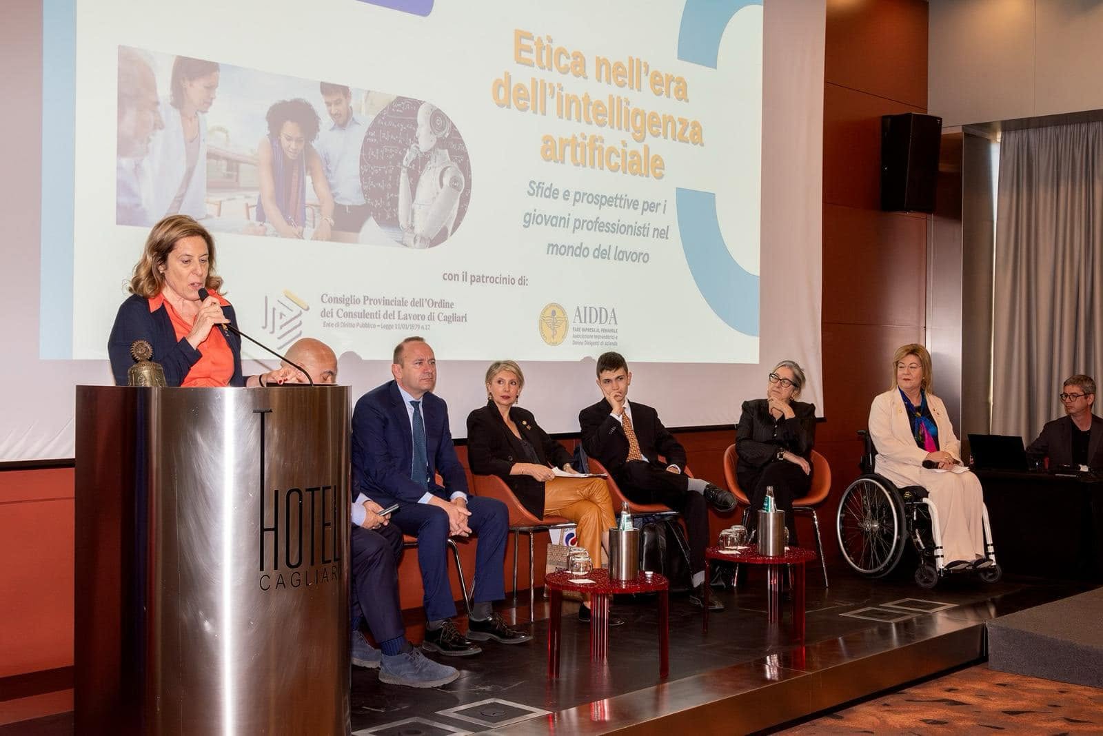 Maria Carla Ciccioriccio al leggio durante il seminario Etica nell'era dell'intelligenza artificiale, con i relatori seduti sul palco